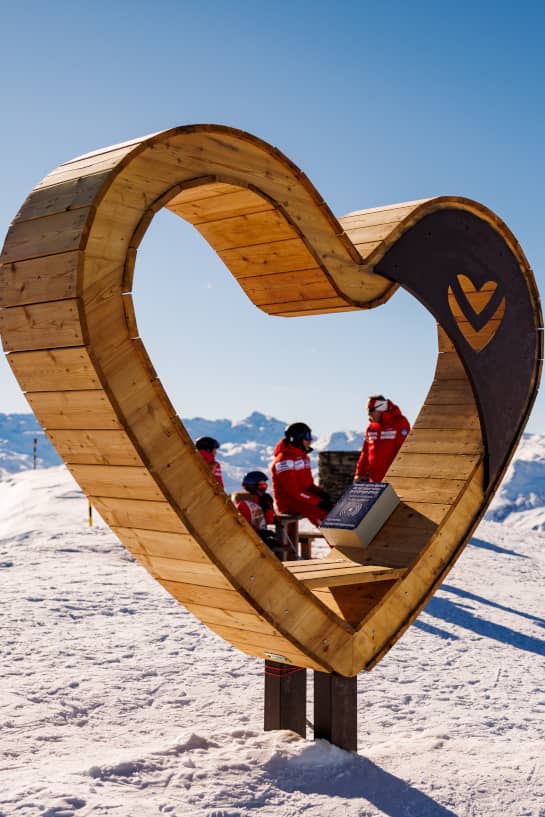 Wooden heart located in Méribel for taking photos on the ski domain of Les 3 Vallées