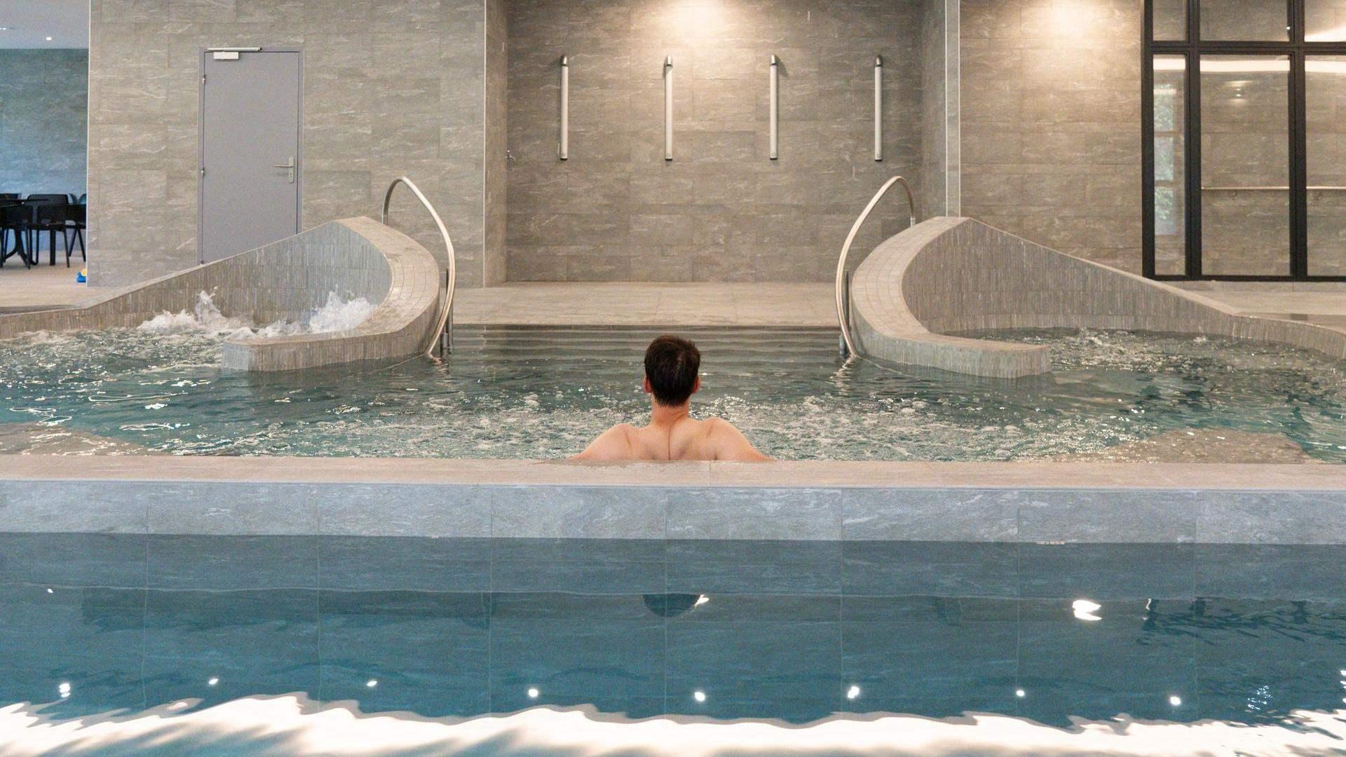 Swimming pool activity in Les 3 Vallées in the French Alps