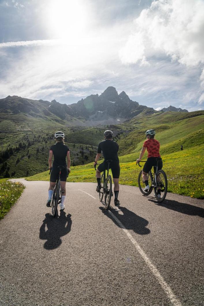 A la découverte du vélo de route dans Les 3 Vallées et son mythique col de la Loze