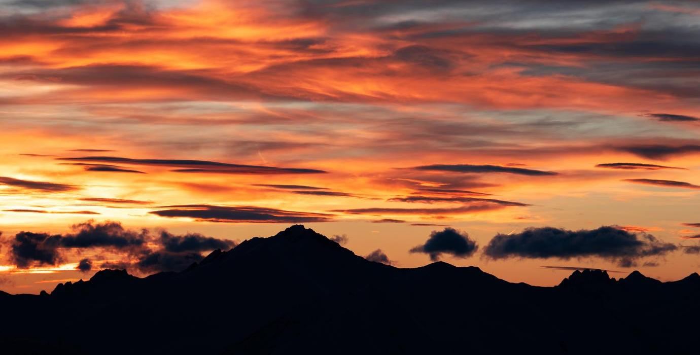 Les teintes dorées enveloppent Méribel au crépuscule dans Les 3 Vallées