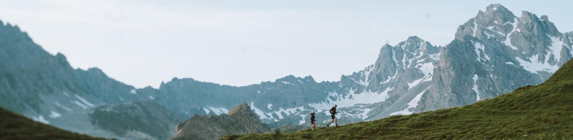 Coureurs traversant un col alpin dans Les 3 Vallées