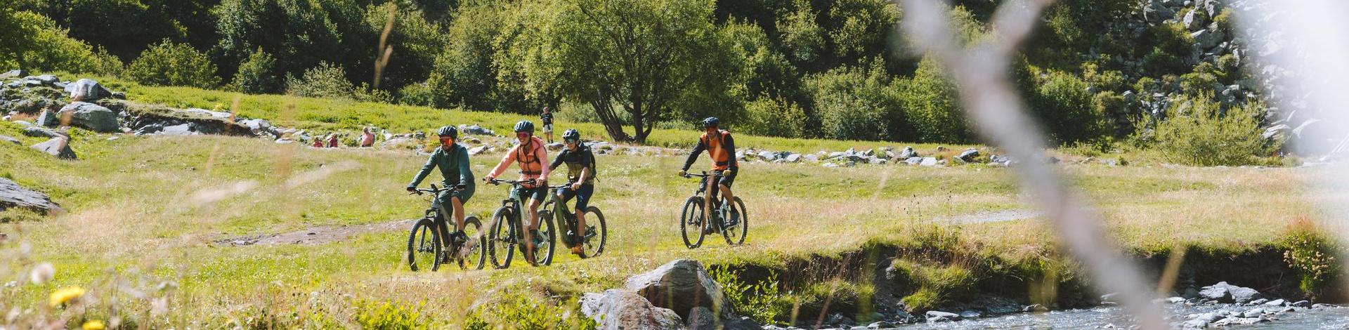 Electric mountain bike adventure in the alpine scenery of the 3 Valleys