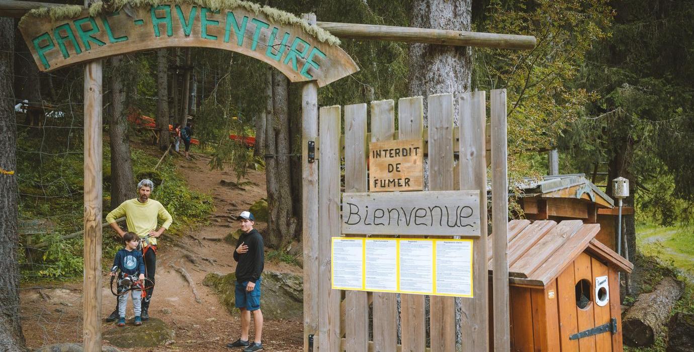 Rires et aventures sur les parcours d'accrobranche à Méribel dans Les 3 Vallées