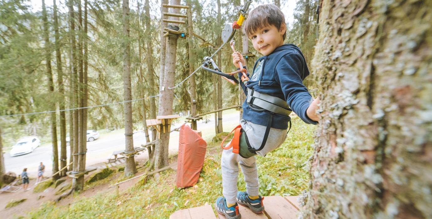 Grimper en famille à travers les arbres à Méribel dans Les 3 Vallées