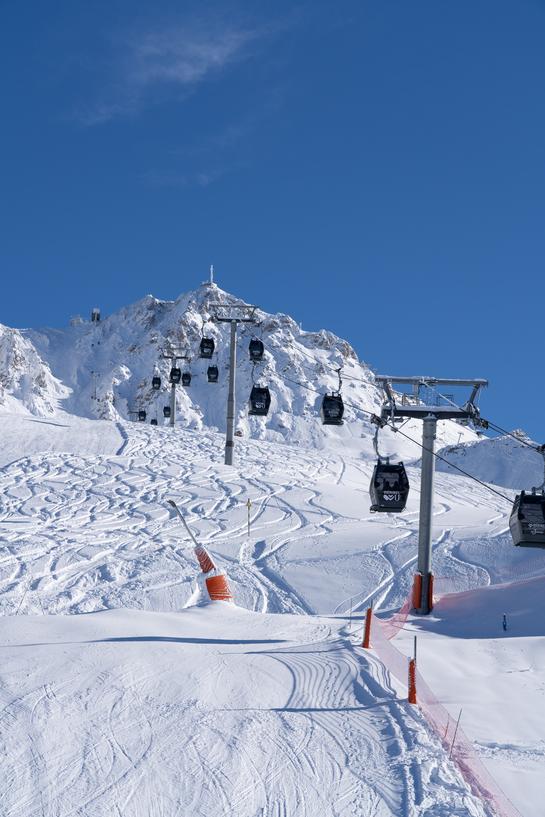 Vertical Experience in Méribel in the heart of Les 3 Vallées: a challenging but secure couloir