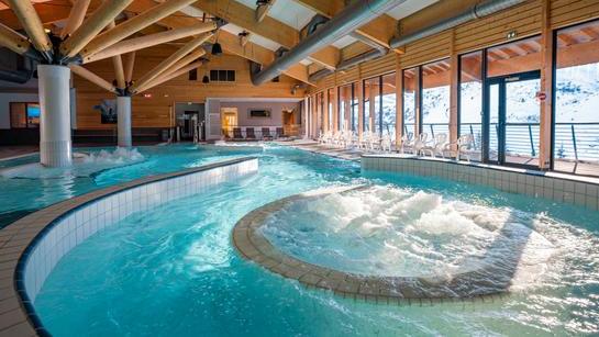 Piscine aux Menuires entre amis dans Les 3 Vallées