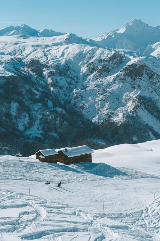 Skiing on the Jérusalem piste in Saint-Martin-de-Belleville with friends, in the world's largest ski area