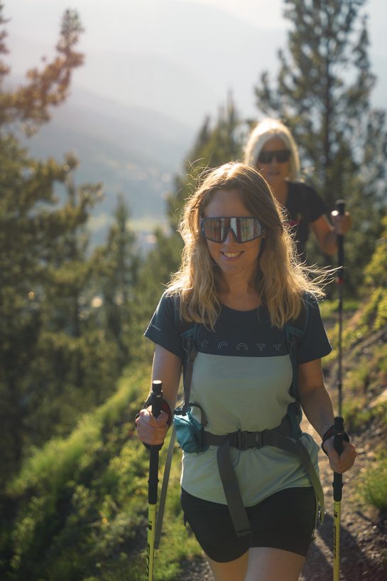 Mother and daughter hiking in Les 3 Vallées