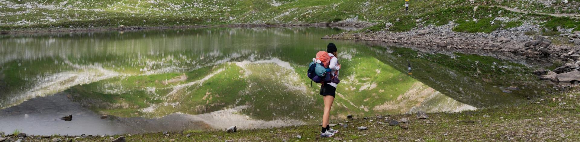 Trekkeurs sur un sentier de montagne