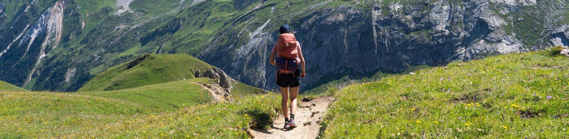 Randonnée sur un sentier de haute montagne des 3 Vallées