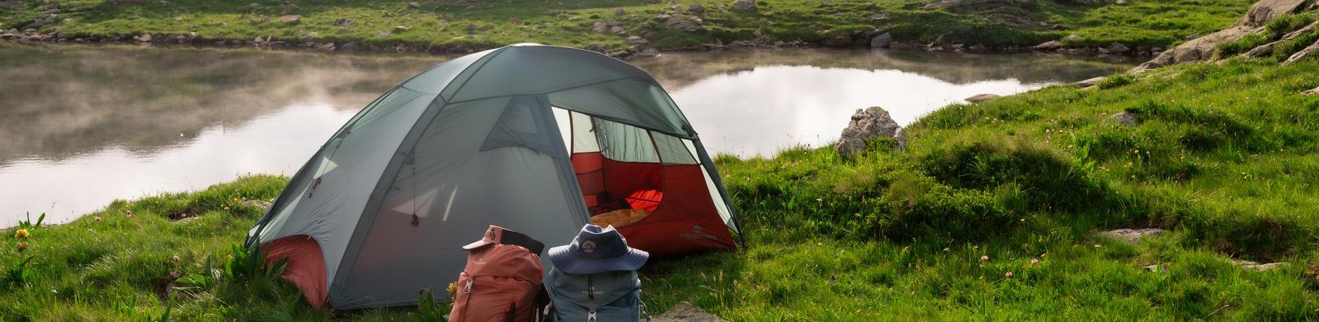 Campement de bivouac au bord d'un lac alpin