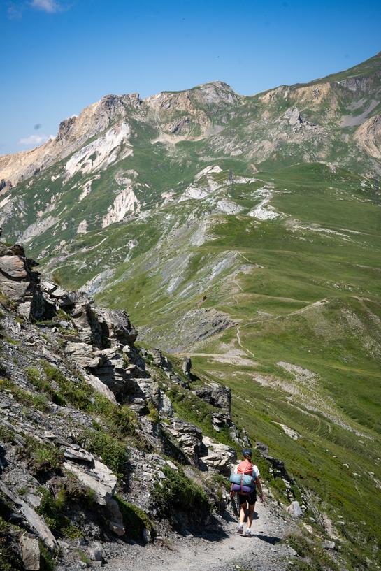 Sentier de randonnée avec vue sur les sommets