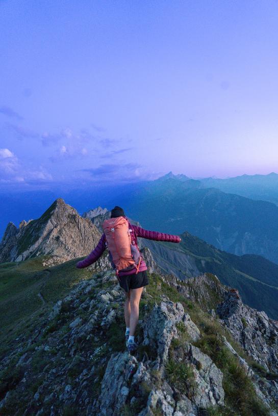 Randonneurs au sommet d'une montagne