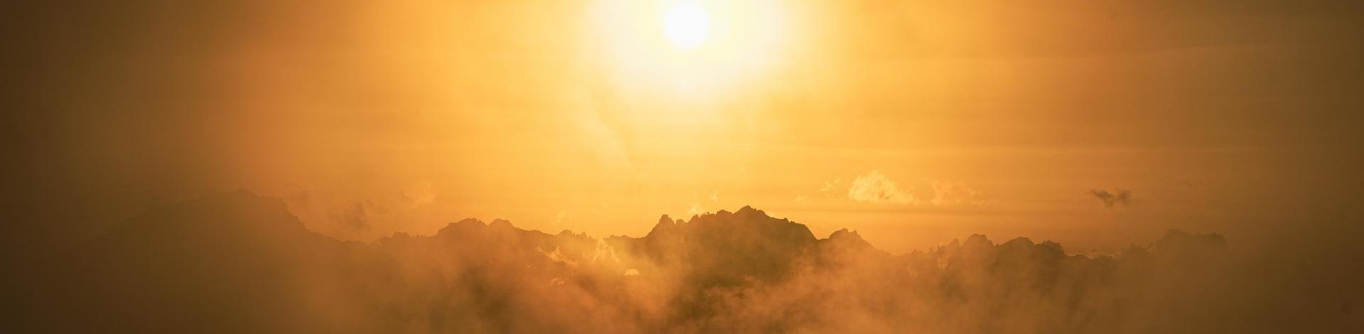 Marche en montagne sous un ciel dégagé