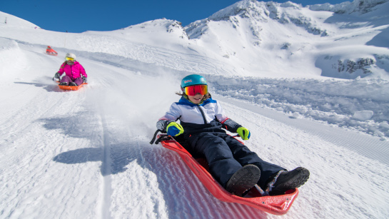 Luge en famille à Val Thorens sur la piste de luge Cosmojet dans Les 3 Vallées